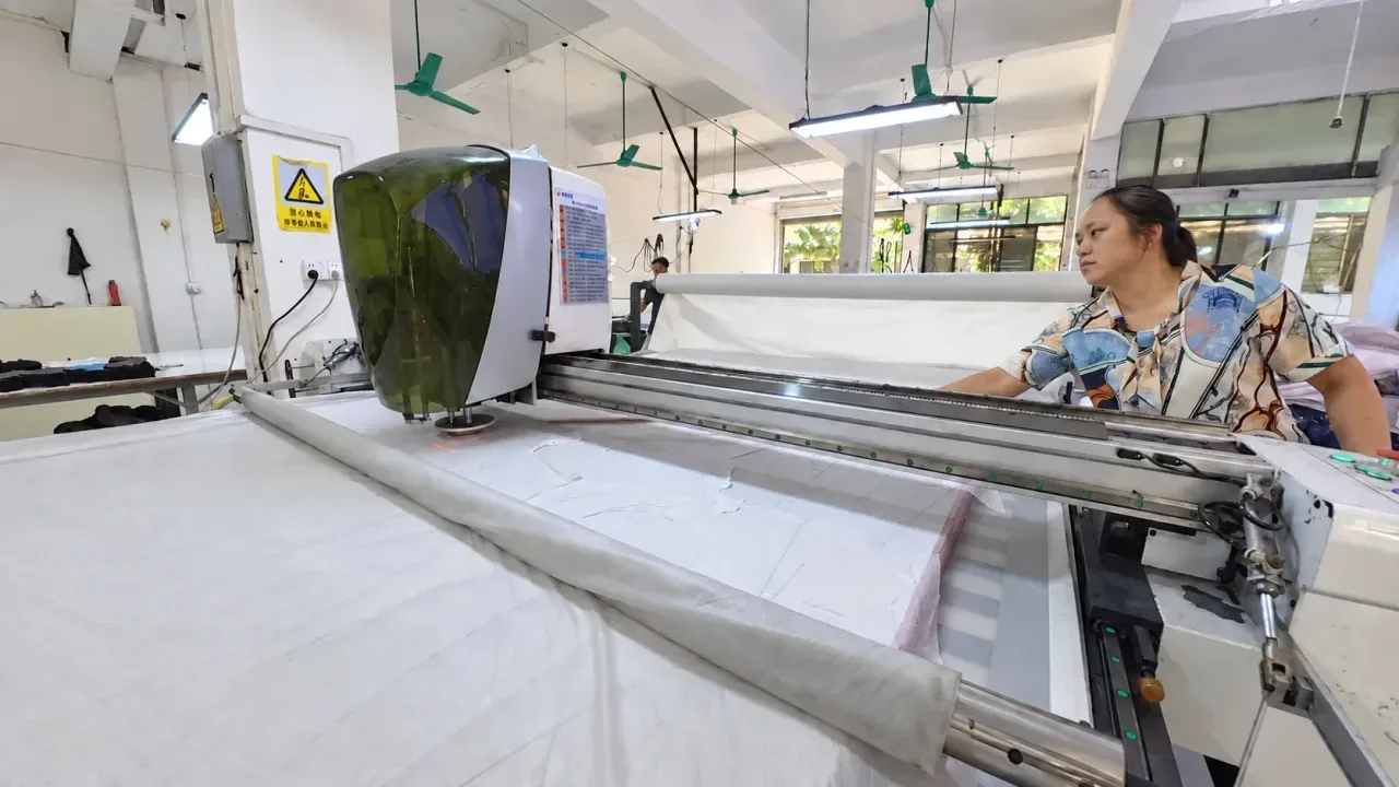 Automatic fabric cutting equipment on the Jiashun factory floor in Humen
